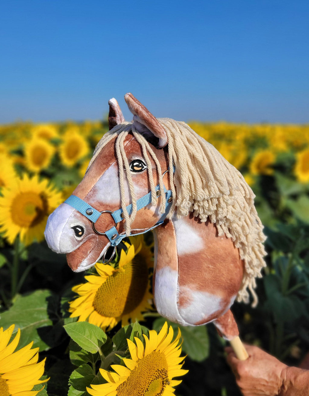 Horse on a stick Super Hobby Horse Premium - tobiano bay horse with a beige mane A3