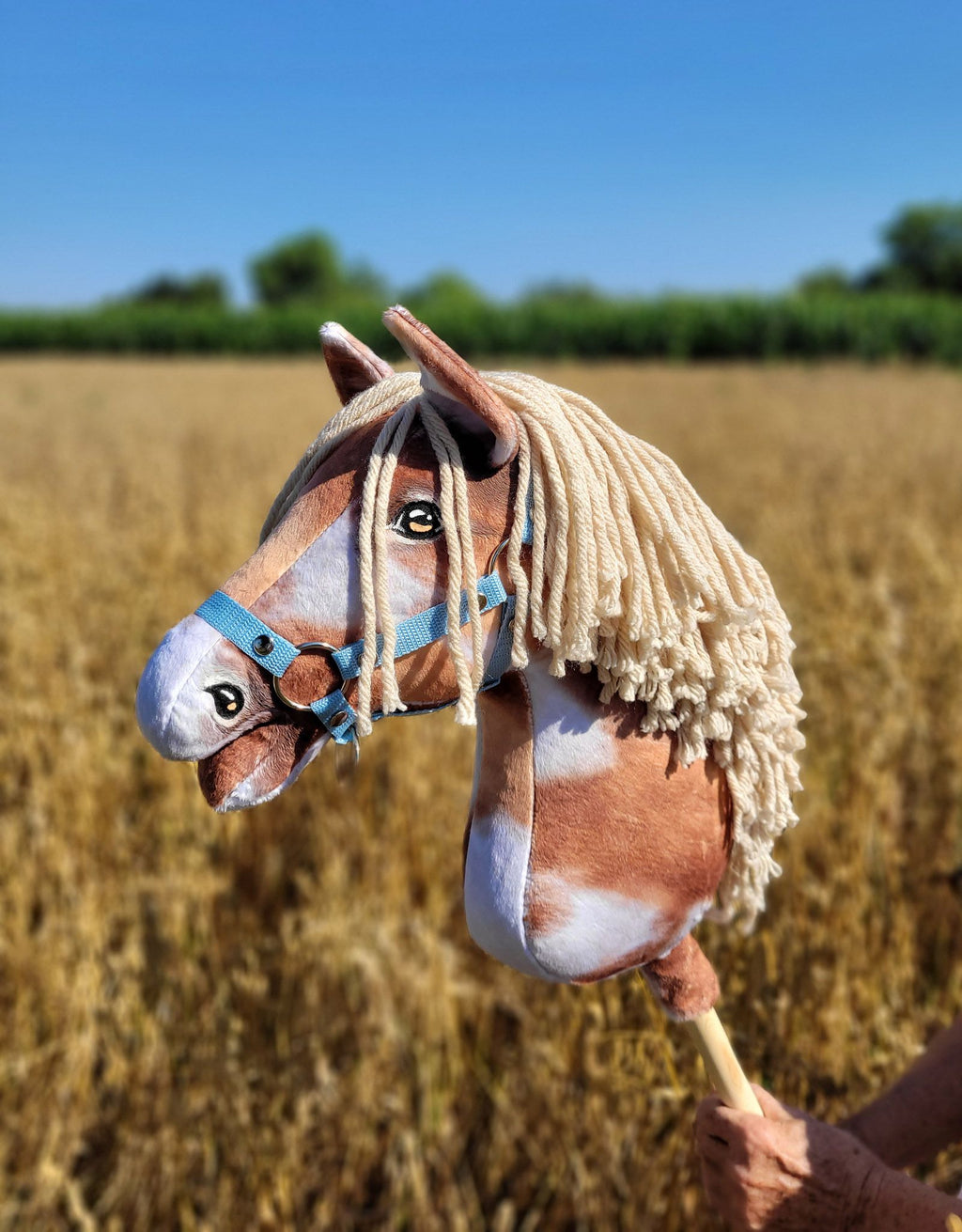 Horse on a stick Super Hobby Horse Premium - tobiano bay horse with a beige mane A3