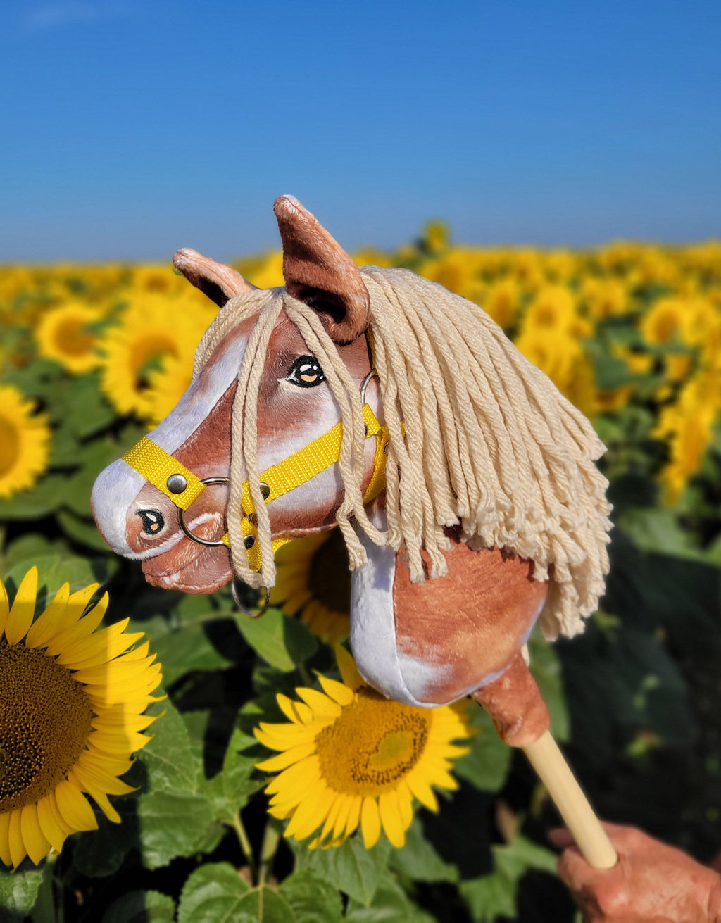 Horse on a stick Super Hobby Horse Premium - tobiano bay horse with a beige maneA4