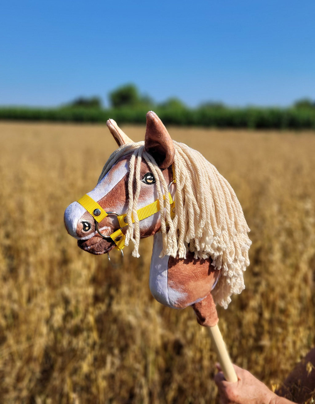 Horse on a stick Super Hobby Horse Premium - tobiano bay horse with a beige maneA4