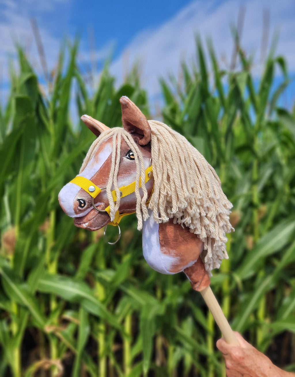 Horse on a stick Super Hobby Horse Premium - tobiano bay horse with a beige maneA4