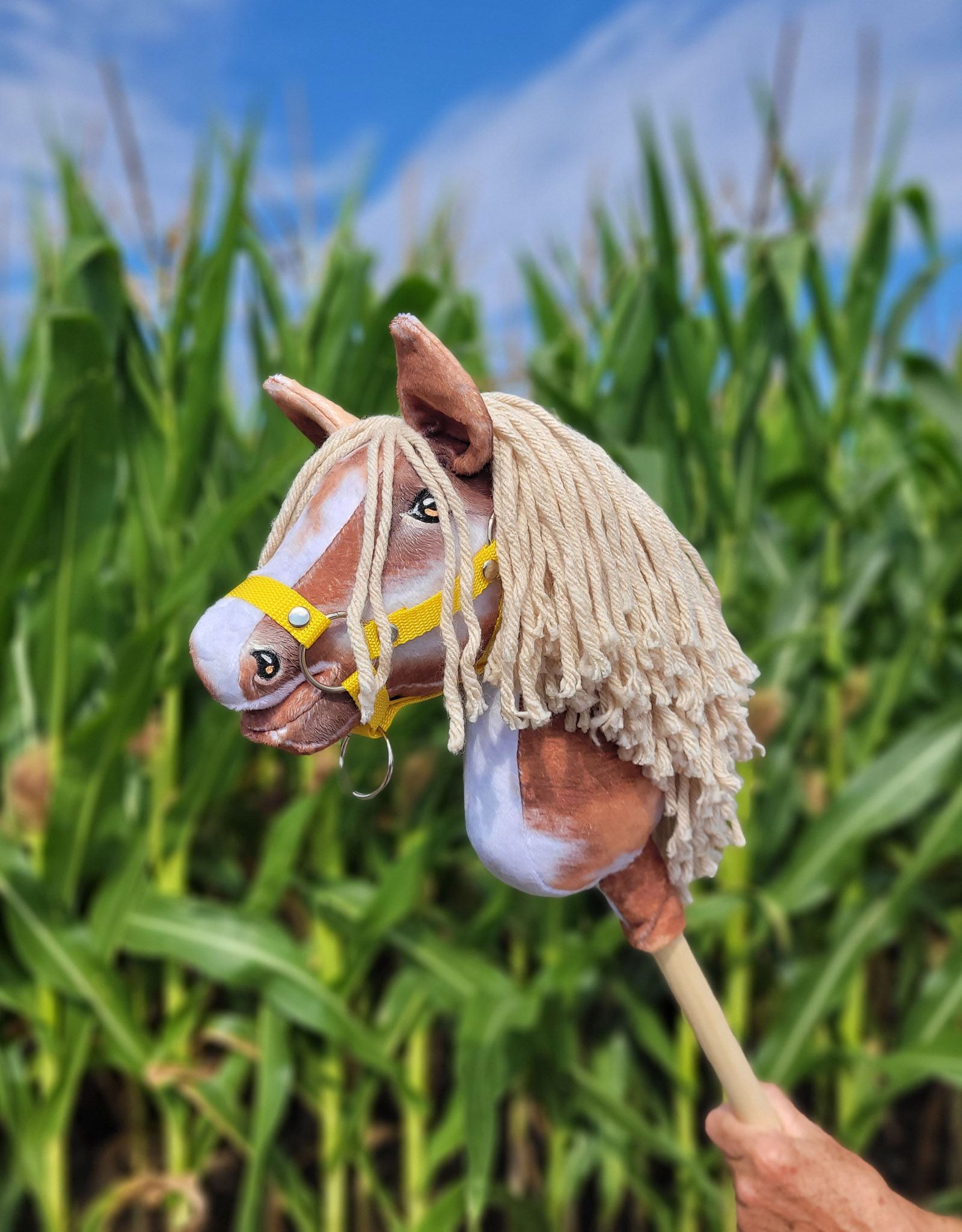 Horse on a stick Super Hobby Horse Premium - tobiano bay horse with a beige maneA4