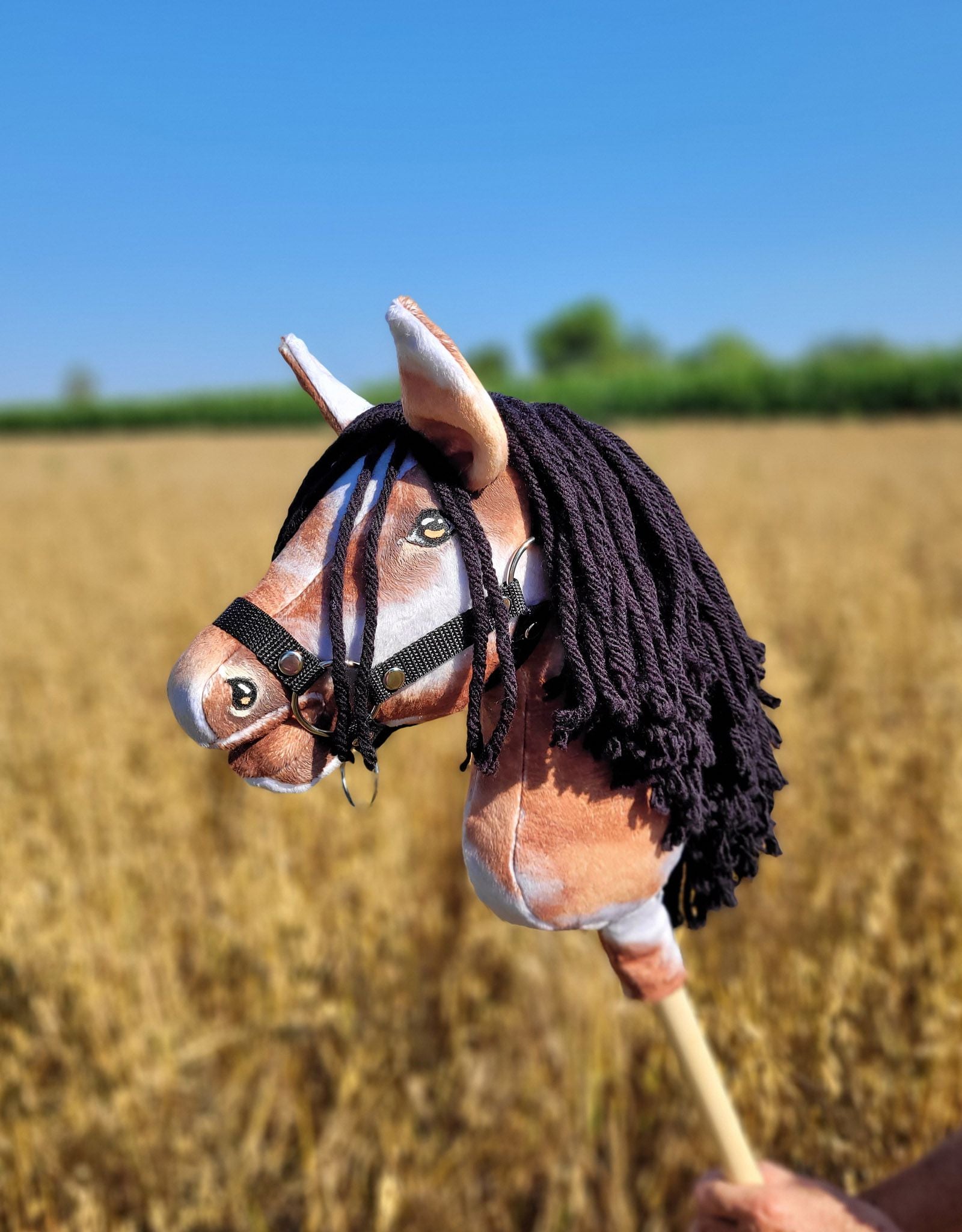 Horse on a stick Super Hobby Horse Premium - tobiano bay horse with a black maneA4