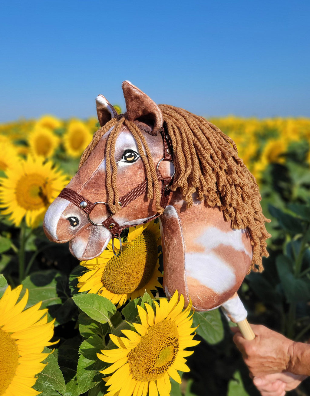 Horse on a stick Super Hobby Horse Premium - tobiano bay horse with a brown mane A3