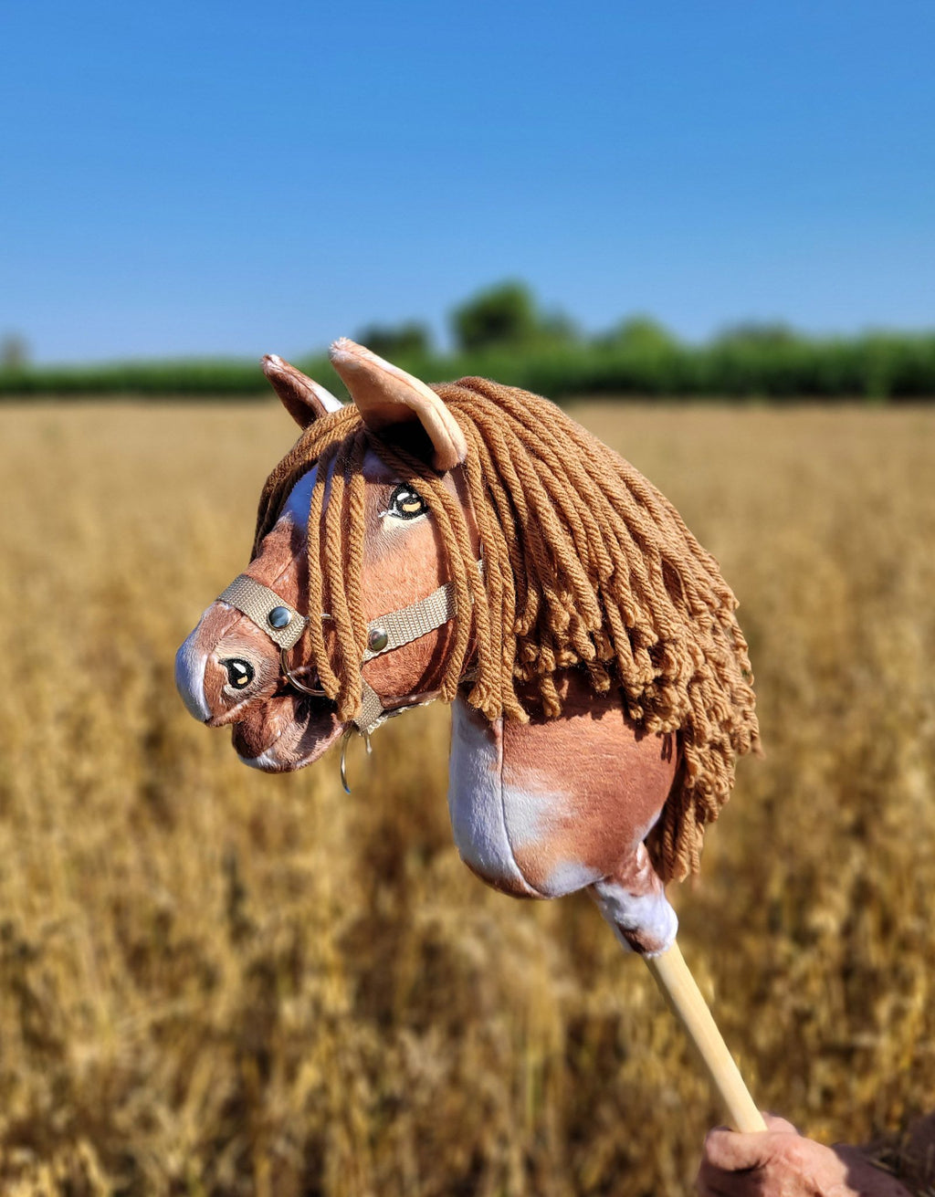 Horse on a stick Super Hobby Horse Premium - tobiano bay horse with a brown maneA4
