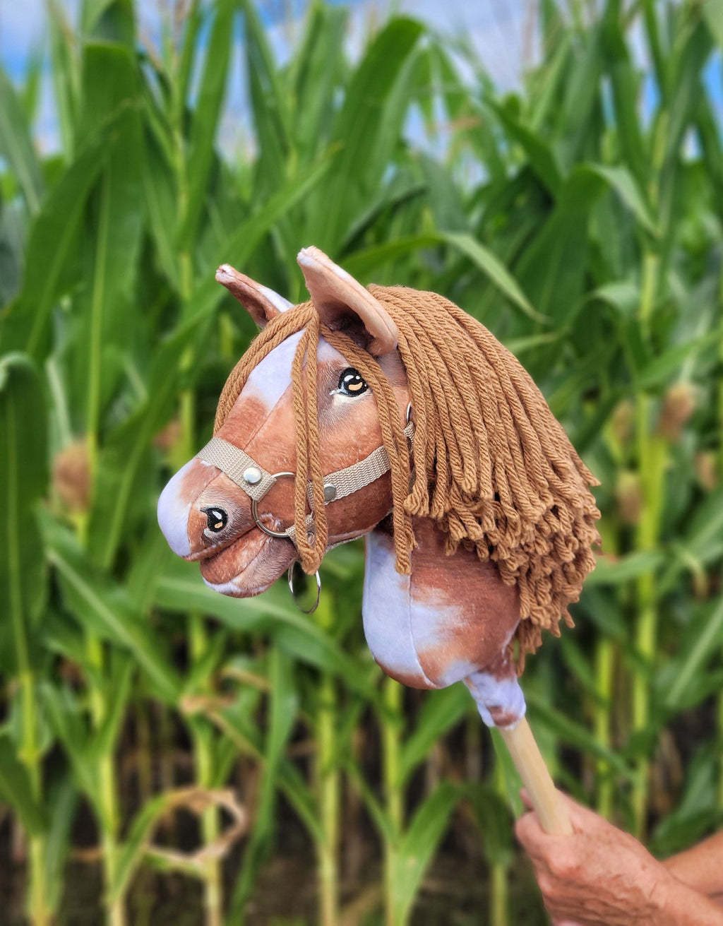 Horse on a stick Super Hobby Horse Premium - tobiano bay horse with a brown maneA4