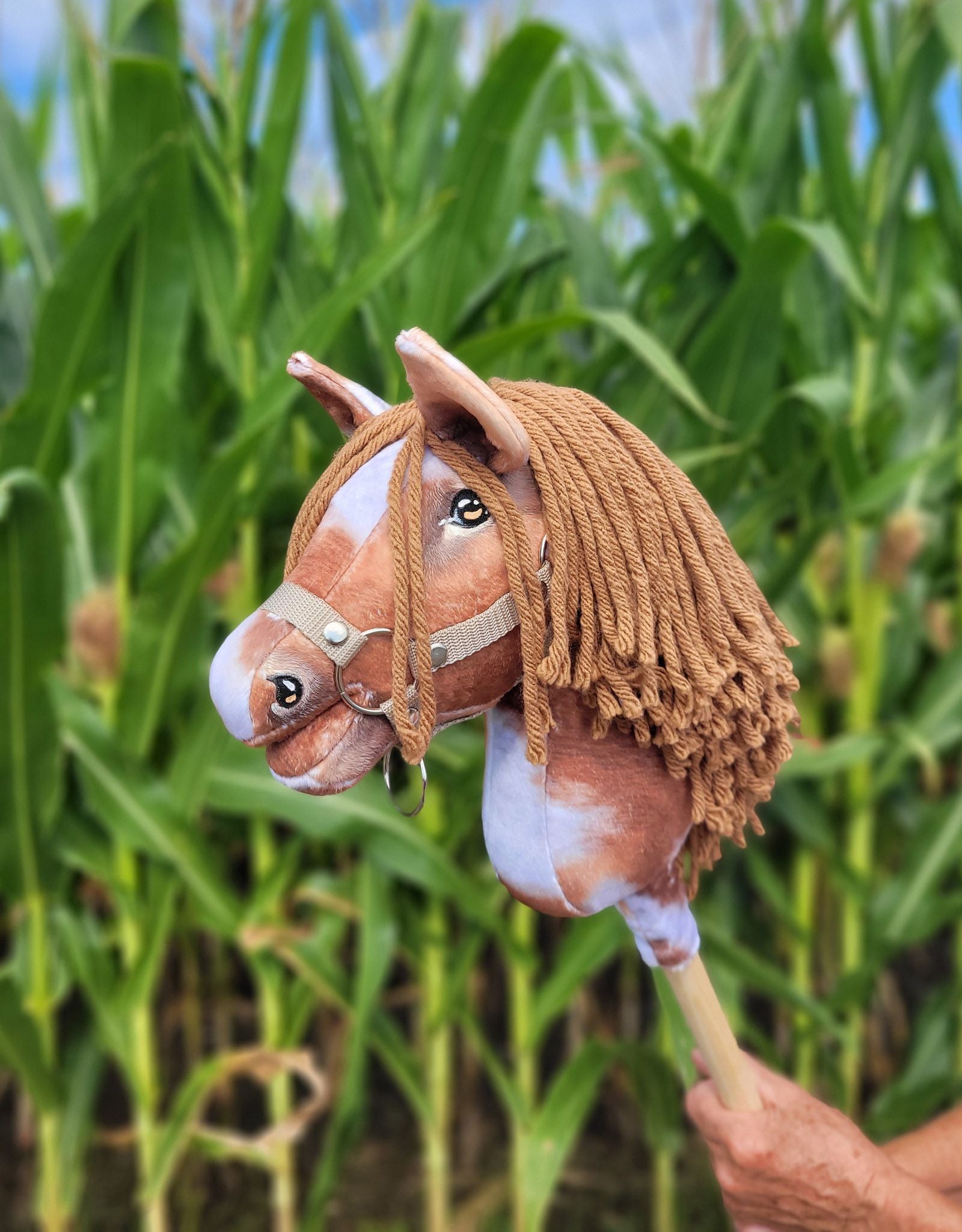 Horse on a stick Super Hobby Horse Premium - tobiano bay horse with a brown maneA4