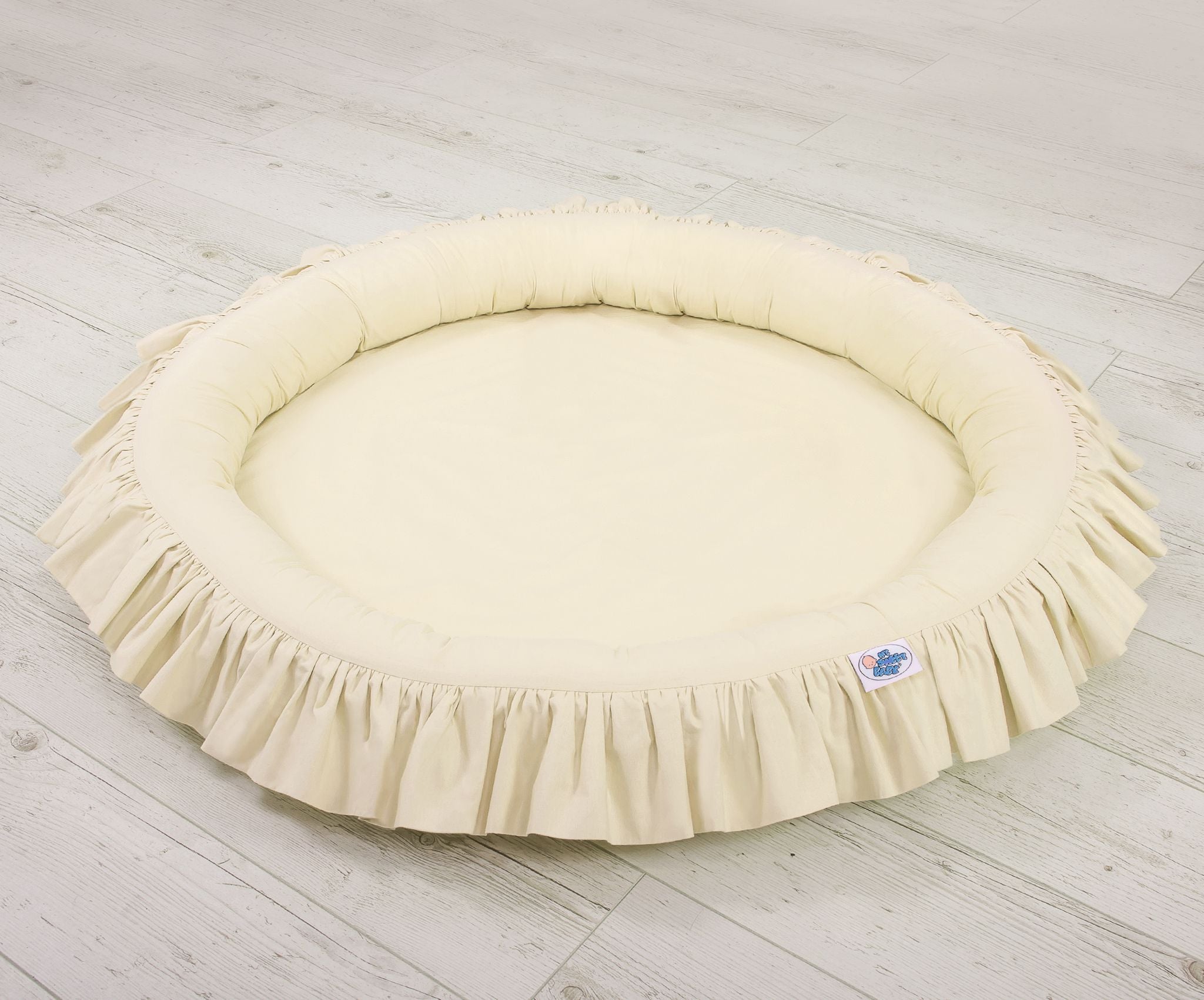 Nest with flounce - cream