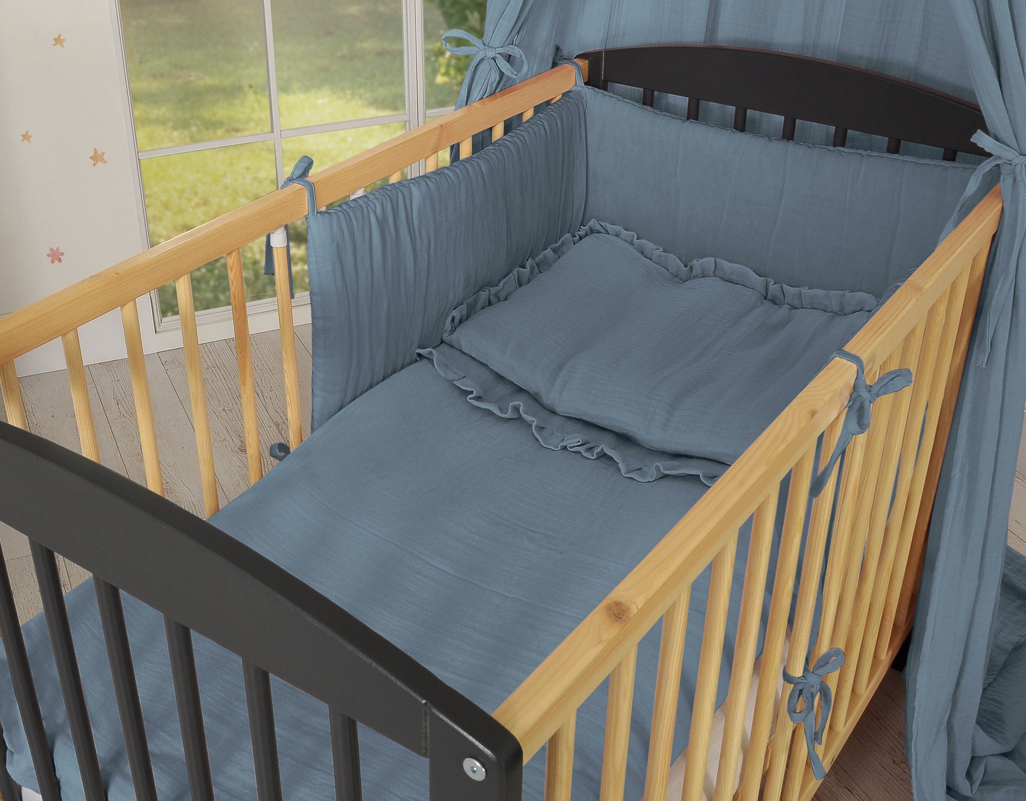 Universal muslin cot bumper 180x30 cm - pastel blue