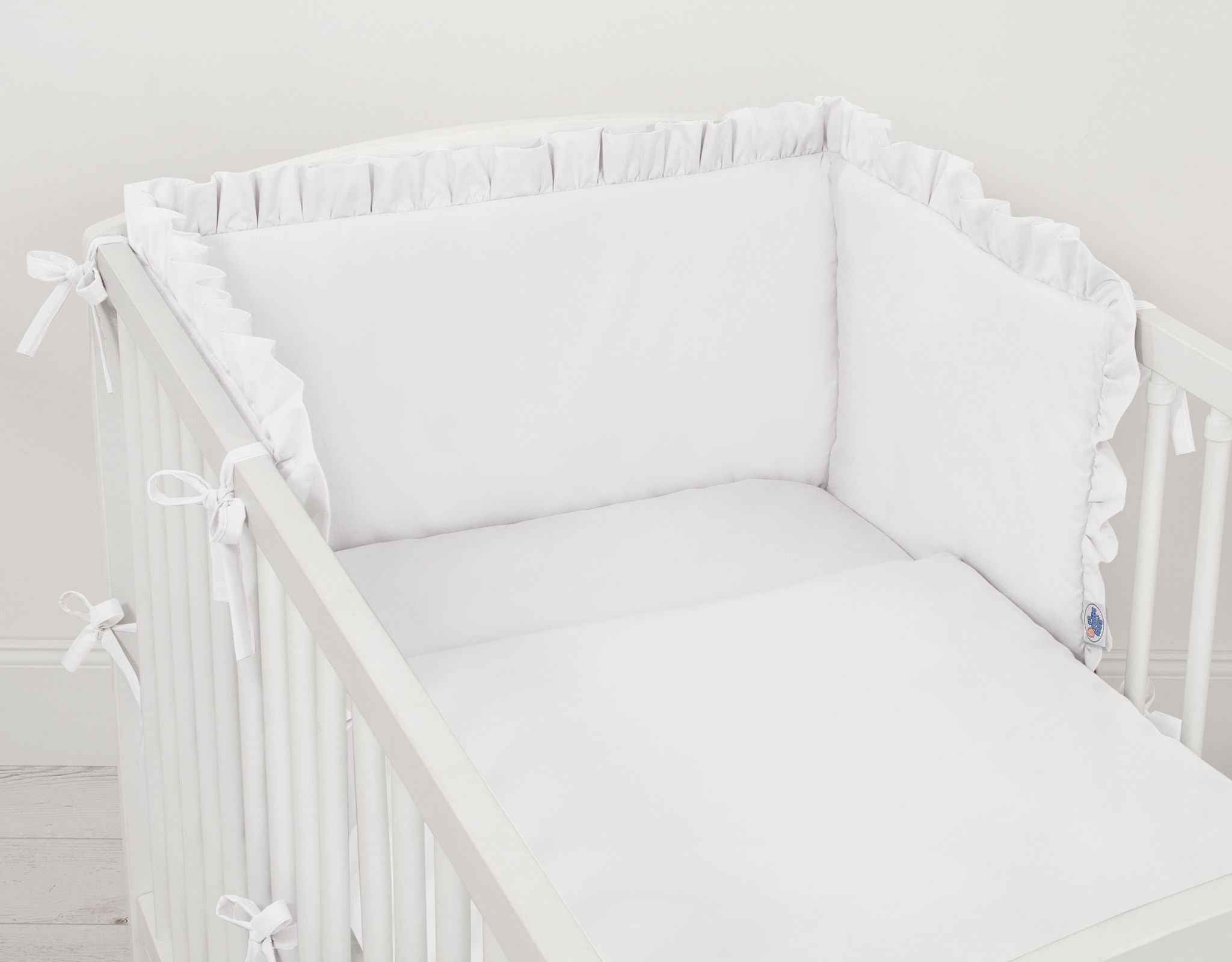 Universal baby bed bumper with frill - white