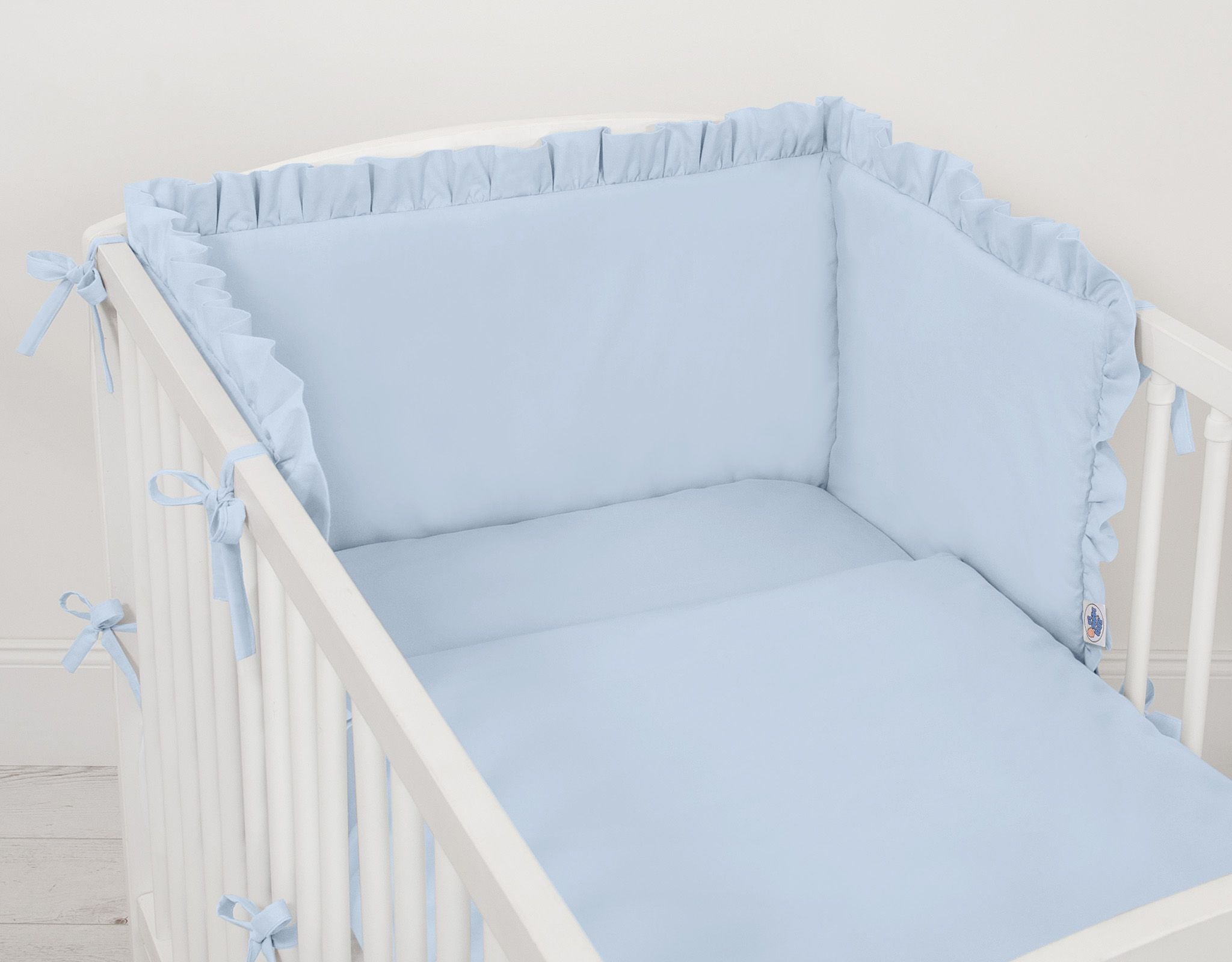 Universal baby bed bumper with frill - blue